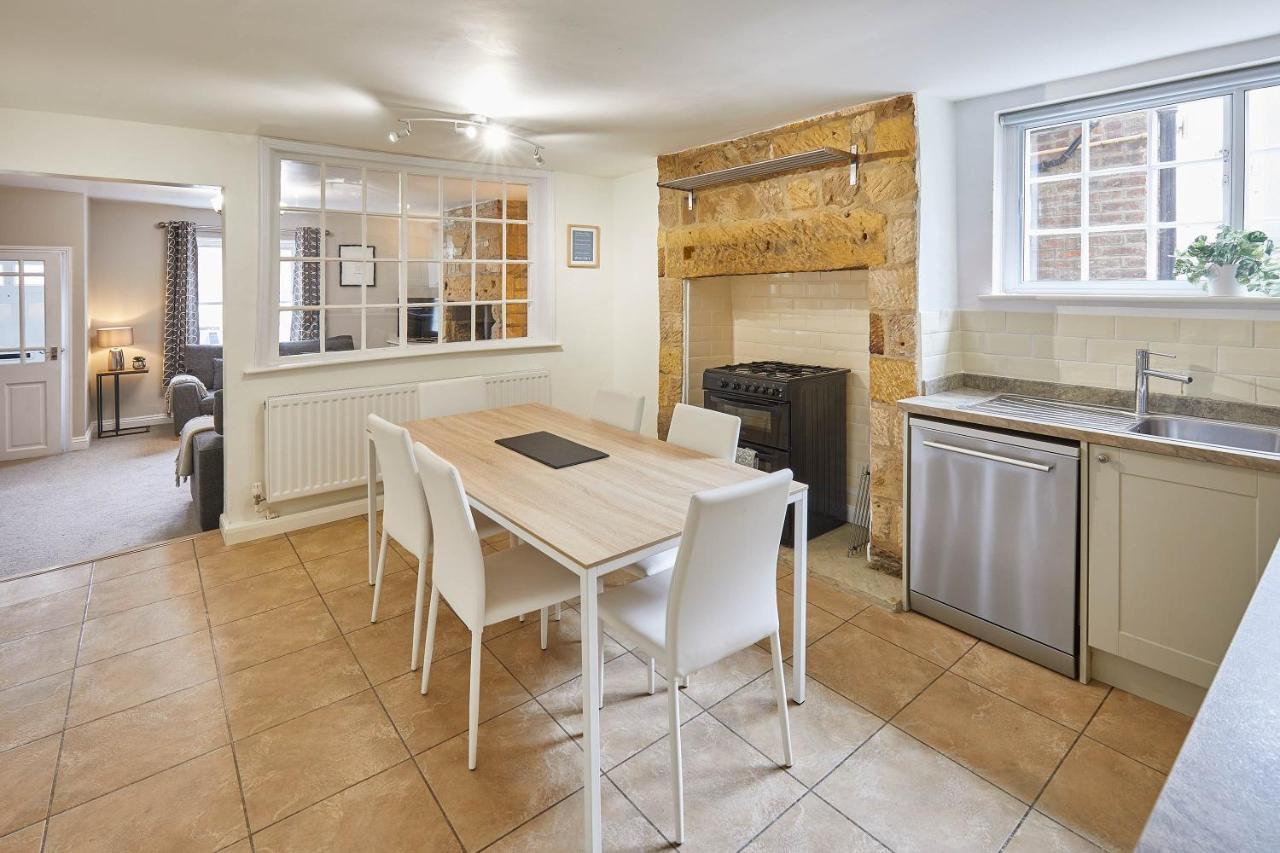 וויטבי Host & Stay - Princess Place Townhouse מראה חיצוני תמונה